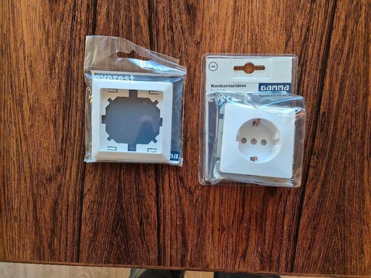 Wandcontactdoos en afdekplaatje Everest Gamma nieuw, Doe-het-zelf en Verbouw, Elektra en Kabels, Nieuw, Stopcontact, Ophalen of Verzenden