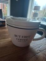 Riviera Maison Kop met Deksel - But First Coffee, Ophalen of Verzenden, Overige stijlen, Aardewerk, Schaal of Schalen