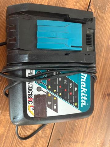 Nette goed werkende Makita oplader beschikbaar voor biedingen