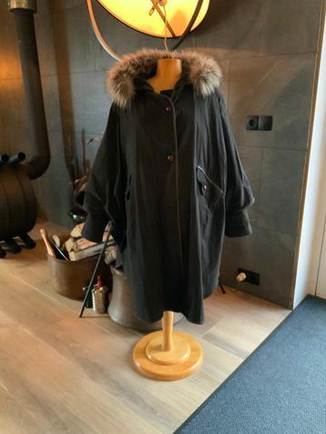 Luxe jas / cape, merk Baronia von Gollas, maat 46 tot 50