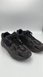 Yeezy Boost 700 V2 Vanta 44,5, Kleding | Heren, Schoenen, Ophalen of Verzenden, Zo goed als nieuw