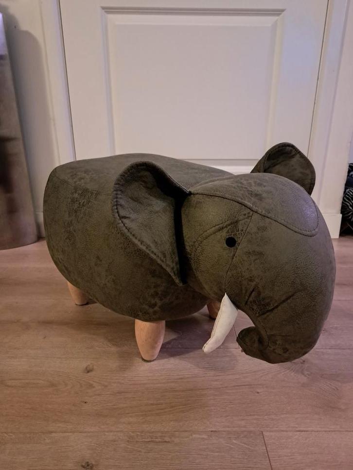 Olifant voetenbank huiskamer kinderkamer poef krukje kwantum, Huis en Inrichting, Banken | Voetenbanken en Poefen, Zo goed als nieuw