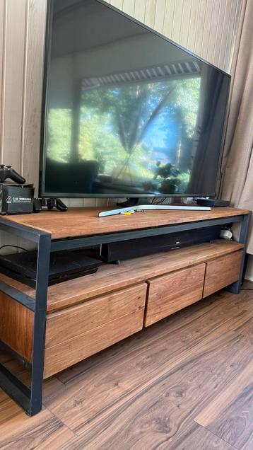 Eikenhouten TV meubel met 3 lades beschikbaar voor biedingen