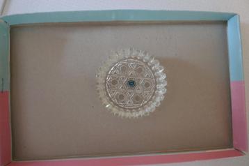 Glazen onderzetters, met een schulp/kartelrandje beschikbaar voor biedingen