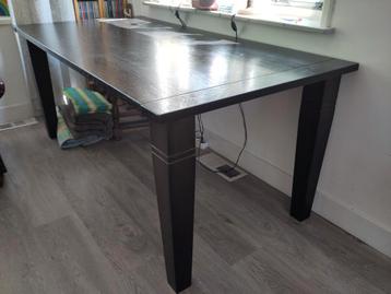 Zwarte, houten eettafel. Erg stevig. beschikbaar voor biedingen