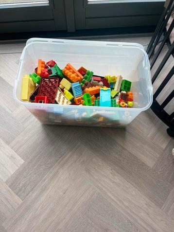 Grote bak met diverse bouwstenen beschikbaar voor biedingen