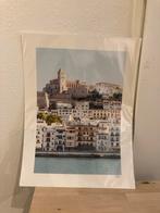 WIJCK Ibiza Old Town Foto 30x40cm - Nieuw!, Minder dan 50 cm, Nieuw, Ophalen of Verzenden, Print