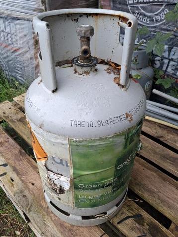 Lege gas flessen. beschikbaar voor biedingen