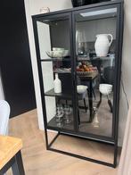 Zwarte stalen vitrinekast - Jysk Virum, Huis en Inrichting, Kasten | Vitrinekasten, Ophalen, 50 tot 100 cm, Zo goed als nieuw