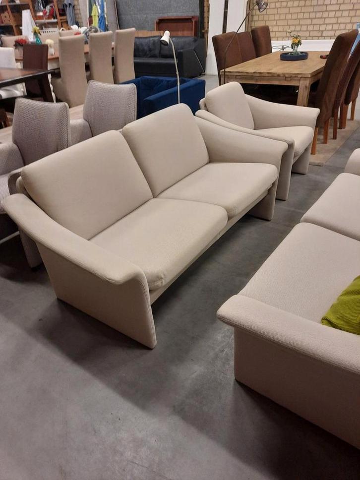 2 stuks 2,5 zitsbank en 1 stoel met beige stoffen bekleding, Huis en Inrichting, Banken | Bankstellen, Gebruikt, Rechte bank, Tweepersoons