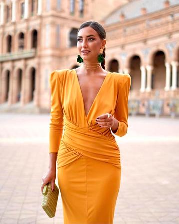 Feversave slanke kuitlange jurk okergeel mooi decolleté M beschikbaar voor biedingen