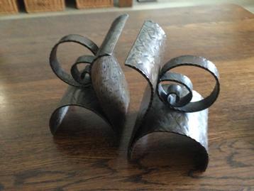 2 Boekensteunen van smeedijzer handwerk beschikbaar voor biedingen