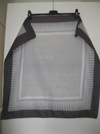 Sjaal grijs / wit vintage afmeting : 67 cm x 69 cm, Kleding | Dames, Mutsen, Sjaals en Handschoenen, Verzenden, Zo goed als nieuw