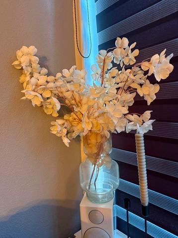 Beige Vaas met Bloemen - Sfeervol Decoratie beschikbaar voor biedingen