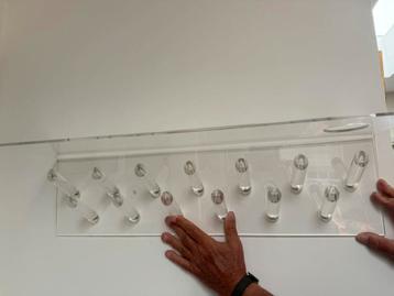 Kapstok plexiglas beschikbaar voor biedingen