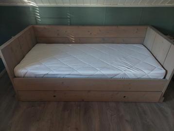 Steigerhouten bed met extra lade en matras. beschikbaar voor biedingen