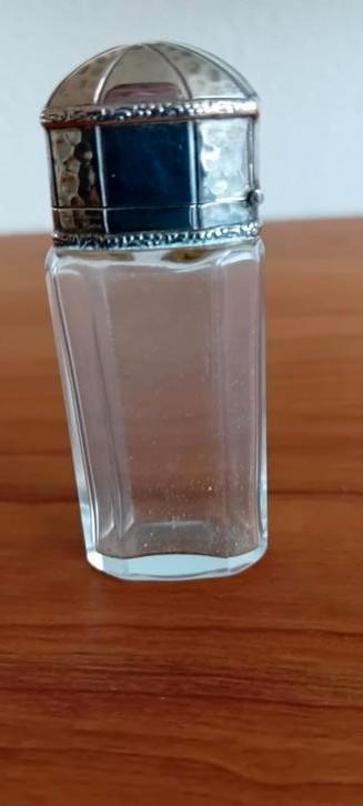 Prachtig parfumflesje met 800 zilveren klapdeksel beschikbaar voor biedingen