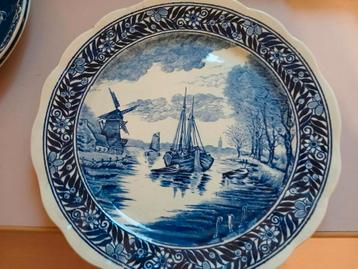 Delfts Blauw Sierbord met Molen en Boot beschikbaar voor biedingen