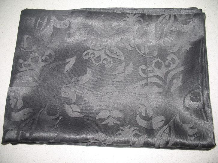 Tafelkleed met Motief Zwart 2,10 cm x 1,50 cm, Huis en Inrichting, Tafelkleden, Zo goed als nieuw, Rechthoek, Ophalen