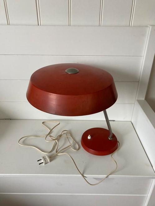 Metalen bureau lamp - rood - VEB Narva Leuchtenbau -1960’s, Huis en Inrichting, Lampen | Tafellampen, Gebruikt, Minder dan 50 cm