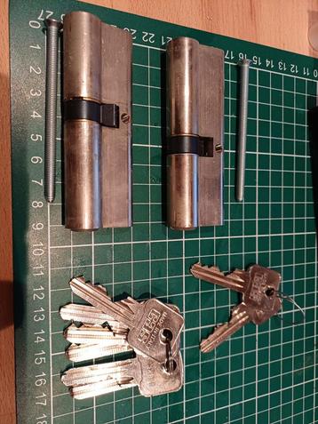 Twee cilindersloten met 8 sleutels beschikbaar voor biedingen