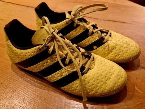 ZGAN Adidas zaalvoetbalschoenen 40 2/3 (vallen als 39 uit), Kinderen en Baby's, Kinderkleding | Schoenen en Sokken, Zo goed als nieuw