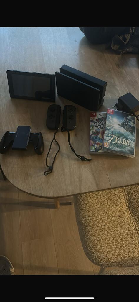 Nintendo Switch V1 met 2 games, Spelcomputers en Games, Spelcomputers | Nintendo Switch, Gebruikt, Switch Original, Met 1 controller