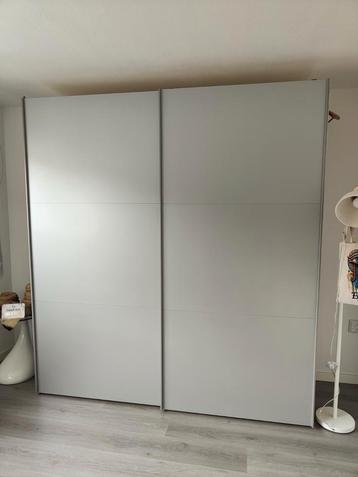 Kledingkast met schuifdeuren 