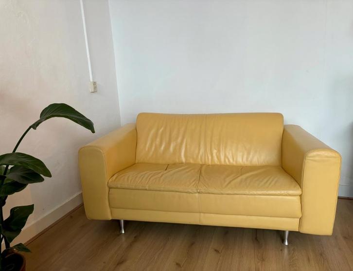 Leolux butter yellow leren 2-zits design bank, Huis en Inrichting, Banken | Bankstellen, Zo goed als nieuw, Rechte bank, Tweepersoons
