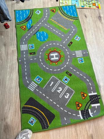 Speelmat met wegen en verkeer beschikbaar voor biedingen