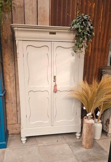 Biedermeier meidenkast in sand beige  beschikbaar voor biedingen