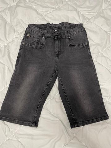 Korte spijkerbroek maat 176 beschikbaar voor biedingen