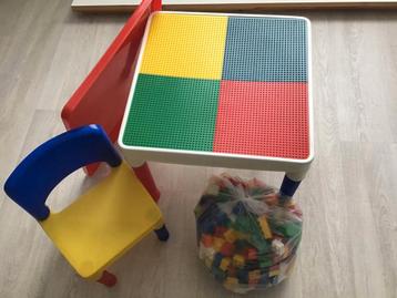 Lego/Duplo Tafeltje met Stoel en Blokken beschikbaar voor biedingen