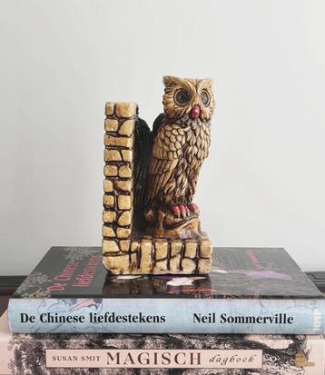 Uilen boekensteun beschikbaar voor biedingen