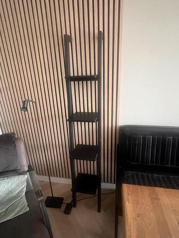 Trapkastje 4 planken beschikbaar voor biedingen