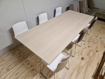 Eettafel met Arper stoelen beschikbaar voor biedingen