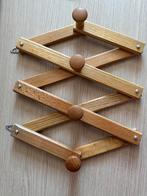 Adjustable wooden clothes hanger, Kleding | Dames, Kledinghangers, Ophalen of Verzenden, Zo goed als nieuw