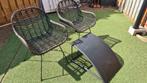 Gratis. 2 tuinstoelen + voetenbank, Ophalen, Gebruikt, Kunststof, 2 zitplaatsen