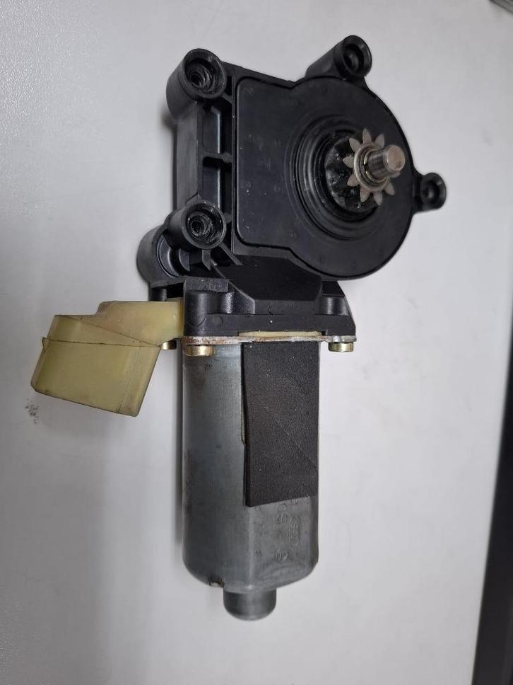 Raammotor links voor. Volvo v70, xc70 en S60, Auto-onderdelen, Ruiten en Toebehoren, Volvo, Gebruikt, Ophalen of Verzenden