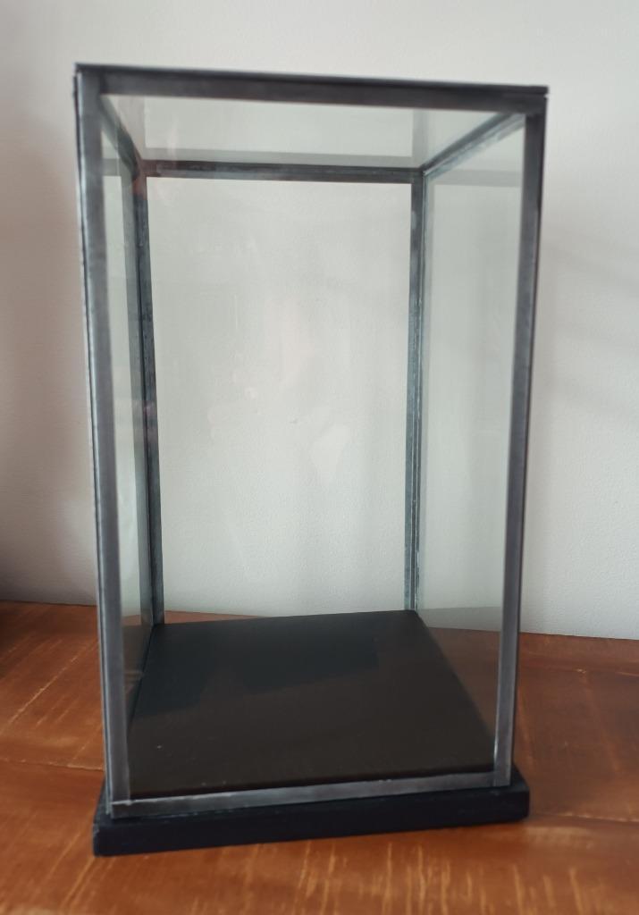 Glazen vitrinekastje met metalen verbindingen, Huis en Inrichting, Woonaccessoires | Overige, Zo goed als nieuw, Ophalen