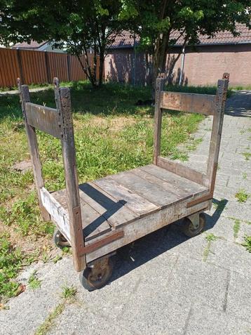 Oude industriële fabriekskar beschikbaar voor biedingen
