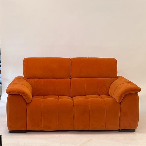 Oranje tweezitsbank Domicil (170 cm breed), Huis en Inrichting, Banken | Bankstellen, Zo goed als nieuw, Rechte bank, Tweepersoons