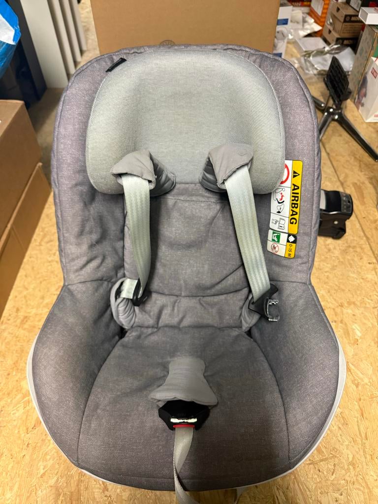 Maxi cosy Pearl + isofix base, Gebruikt, 9 t/m 18 kg, Ophalen of Verzenden, Slaapstand