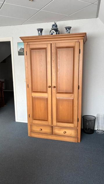 Kledingkast en stoelen beschikbaar voor biedingen