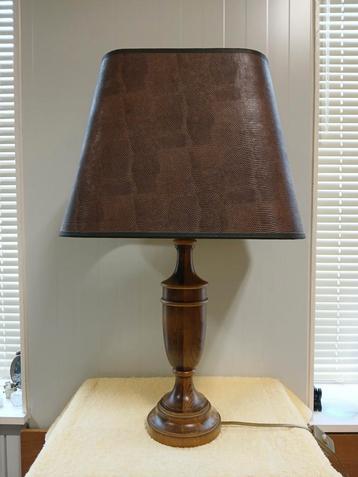 Antieke eikenhouten lamp met kap beschikbaar voor biedingen