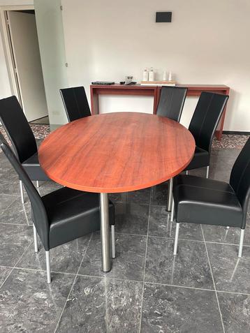 Eettafel met 6 stoelen beschikbaar voor biedingen