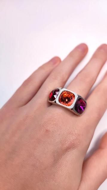 Zilveren ring van Dyrberg/Kern met roze, oranje, rode stenen beschikbaar voor biedingen