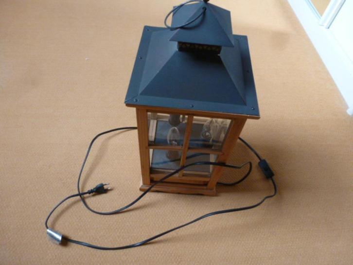 Houten lantaarn met metalen boven kap met sfeer lampen, Huis en Inrichting, Woonaccessoires | Kandelaars en Kaarsen, Zo goed als nieuw