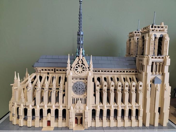 LEGO Architecture Notre Dame 21061 - Compleet met doos, Verzamelen, KLM Huisjes, Zo goed als nieuw, Paleis of Waag, Ophalen of Verzenden