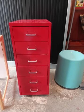 Rood  metalen laden kastje op wieltjes beschikbaar voor biedingen